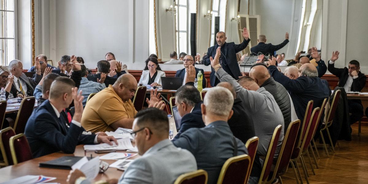 Októberben döntenek csak, de már most teljes az egység