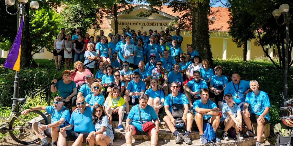 Évről évre egyre többen pattannak nyeregbe, hogy megkerüljék a tavat