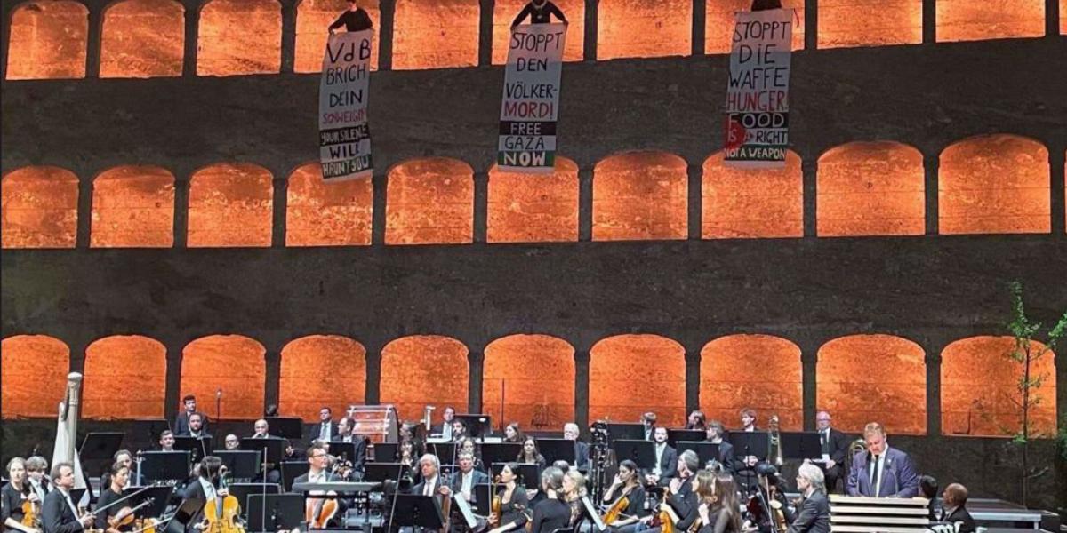 Palesztinbarát aktivisták transzparensei a Salzburgi Ünnepi Játékokon