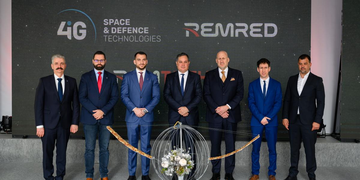 A martonvásári REMTECH Űrtechnológiai Központ bokrétaünnepsége 2025. március 31-én. Nagy Márton nemzetgazdasági miniszter középen mellette jobbra Jászai Gellért, a 4iG vállalatcsoport elnöke.