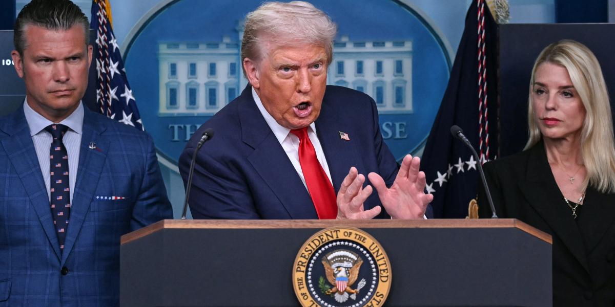 Donald Trump amerikai elnök (középen), Pete Hegseth védelmi miniszter (balra) és Pam Bondi igazságügyi miniszter (jobbra) egy sajtótájékoztatón Washingtonban, a Fehér Házban 2025. augusztus 11-én.