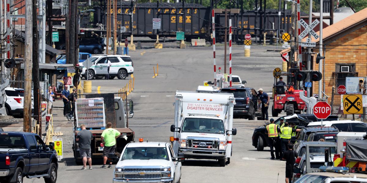 A pennsylvaniai US Steel Clairton Coke Works bejárata az acélgyárban történt robbanás után, 2025. augusztus 11-én.