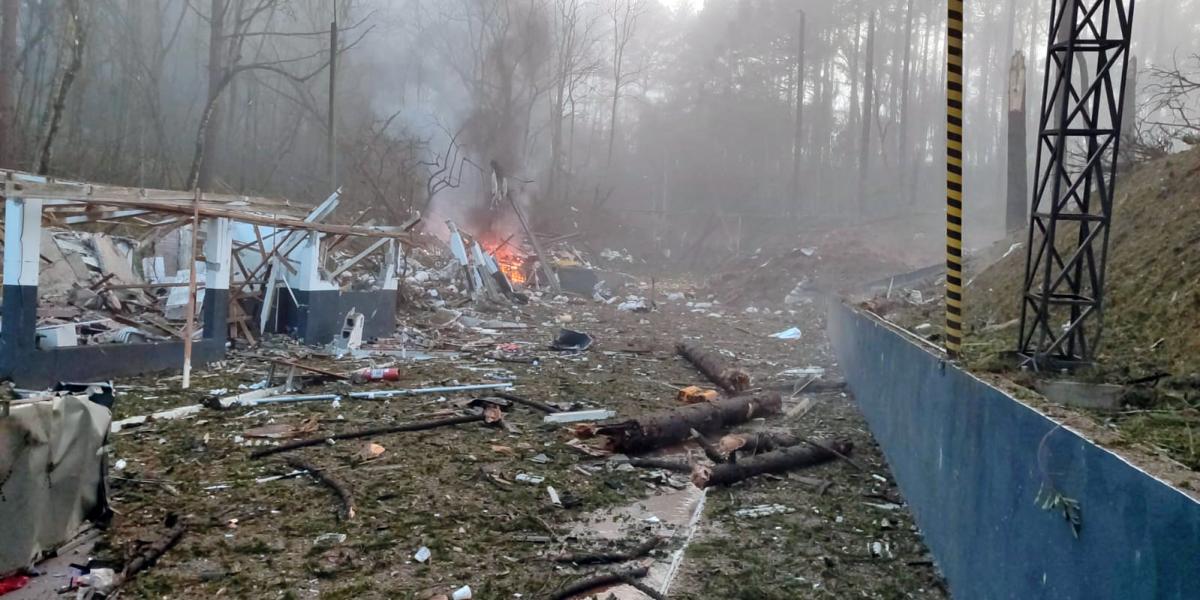 A felrobbant róbbanóanyaggyár maradványai a brazíliai Paraná államban található Curitibában 2025. augusztus 12-én. 