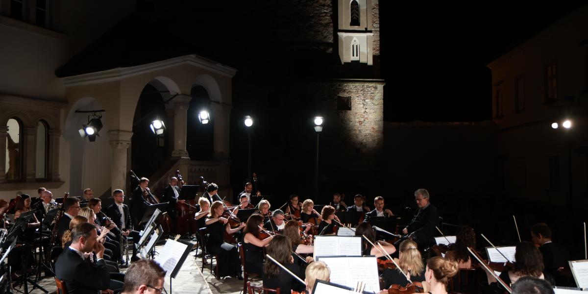 A nyitókoncerten Csajkovszkij és Bartók műveit vezényelte Hollerung Gábor