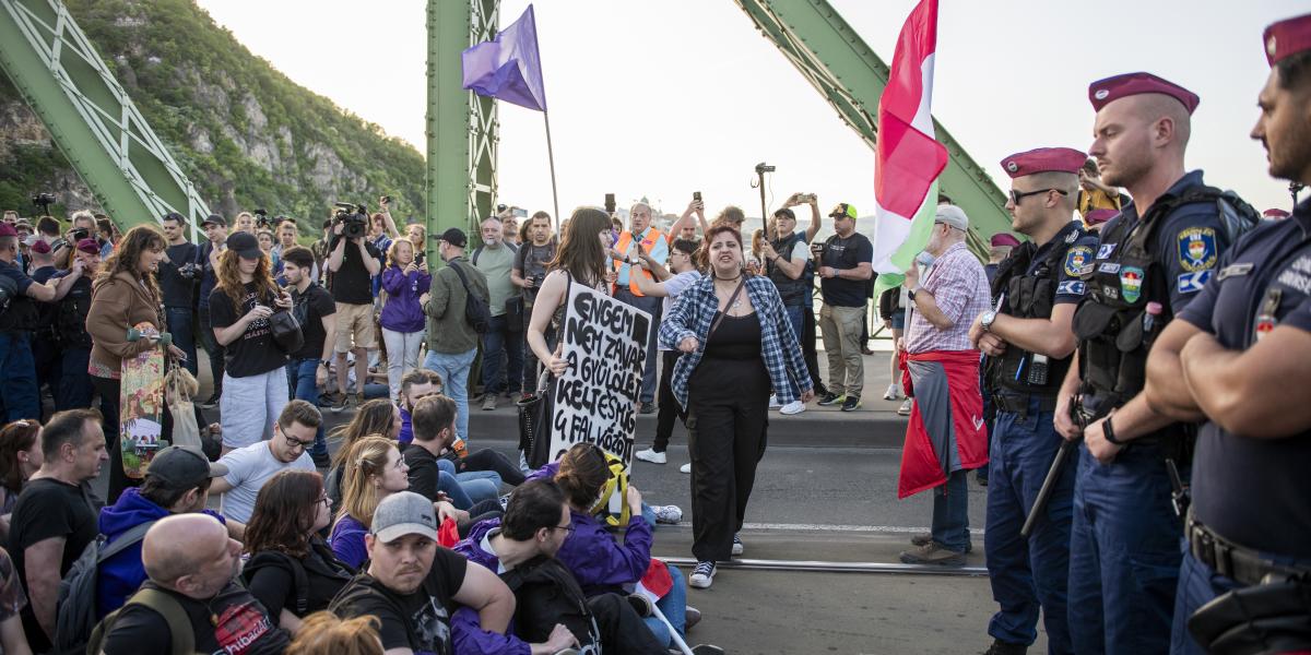 Demonstrálók a Szabadság hídon április 22-én 