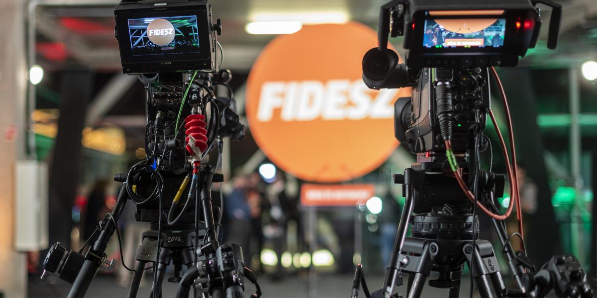 Csak a Fideszt mutatja a kamera. Mindenki más célkeresztben