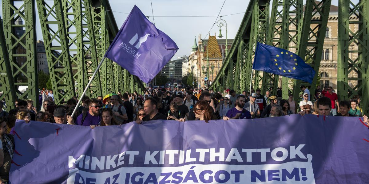  Kép a Momentum április 22-i hídfoglalási akciójáról