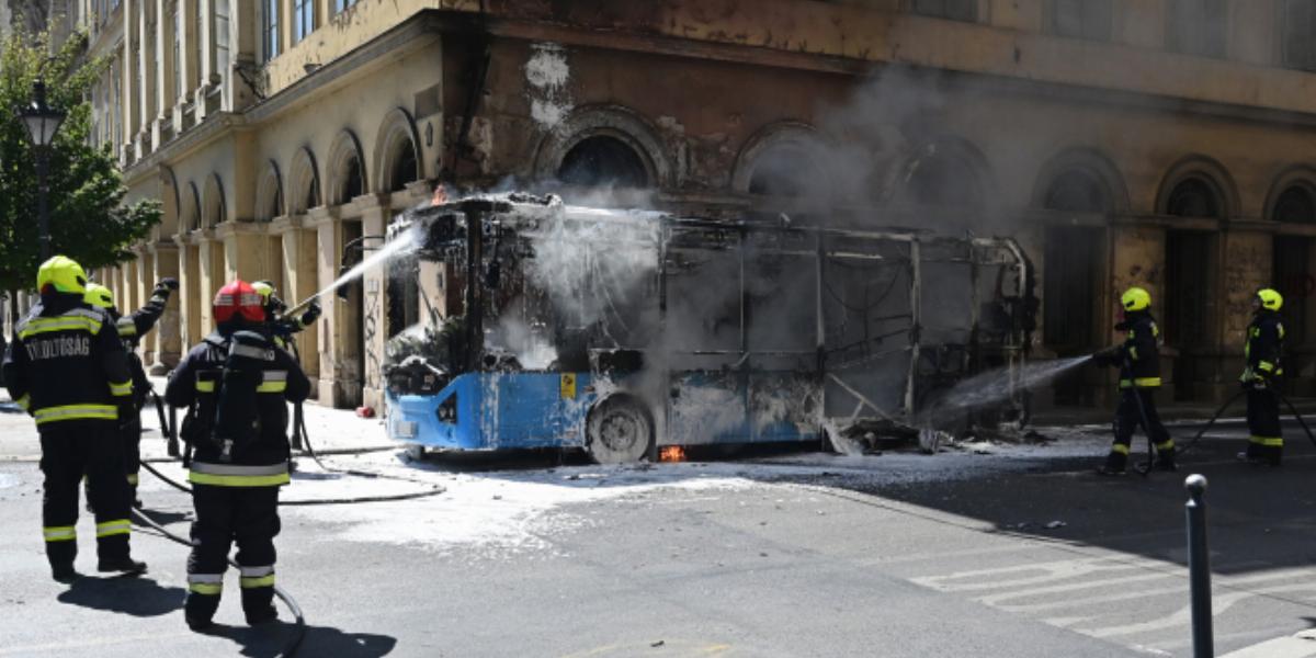 A jármű vezetője és négy utasa időben elhagyta az autóbuszt