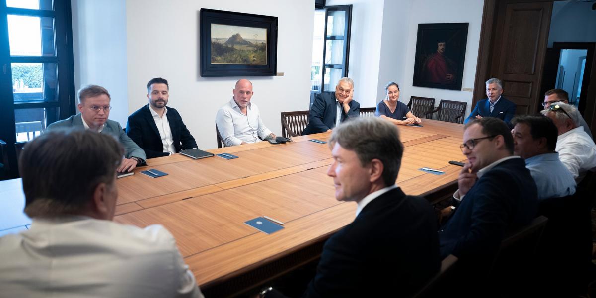 DPK. Orbán könyököl, mellette Dopeman