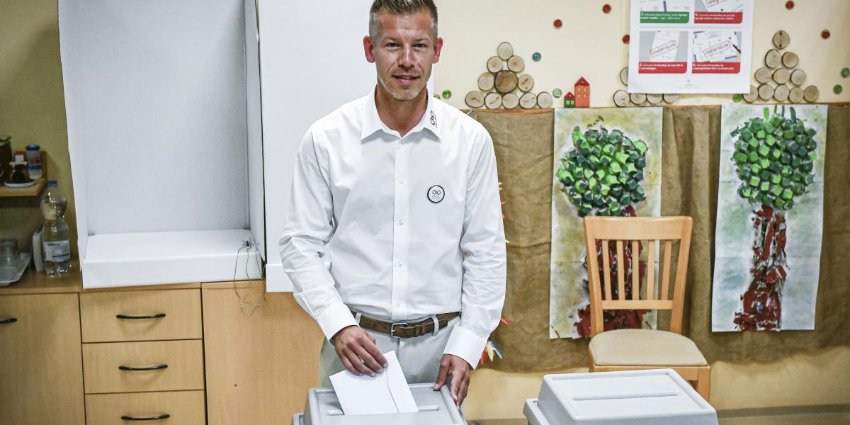 Magyar Péter
leadja a voksát
a tavalyi, tisztán
listás EP-választáson.
Ám a jövő
évi parlamenti
választások
kimenetele
elsősorban az
egyéni választókerületekben
dől
majd el, s a Tisza
mindenhol saját
jelöltet indítana