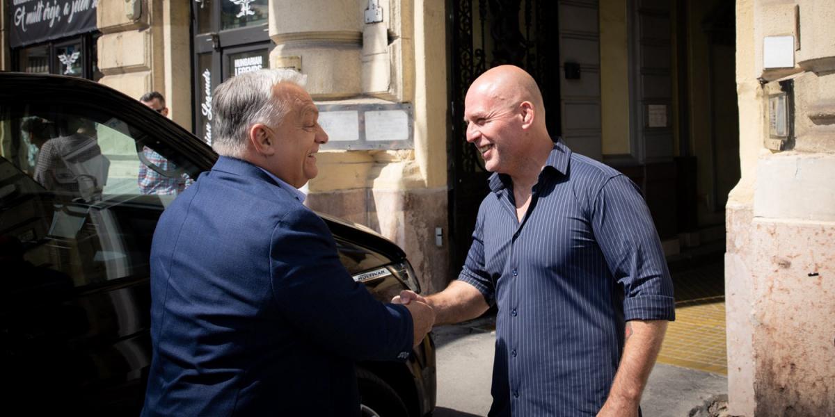 Orbán Viktor
és Dopeman
– a Fidesz propagandája
két és
fél évtized alatt
a polgári Márai
Sándortól eljutott
a nőverést
népszerűsítő
rapénekesig