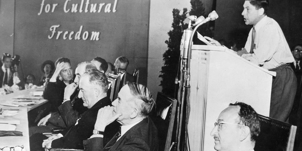 Arthur Koestler
a Congress
for Cultural
Freedom (CCF)
1950-es berlini,
alapító kongres�-
szusán. Az ún.
„nem kommunista
baloldali”
értelmiségieket
vették célba