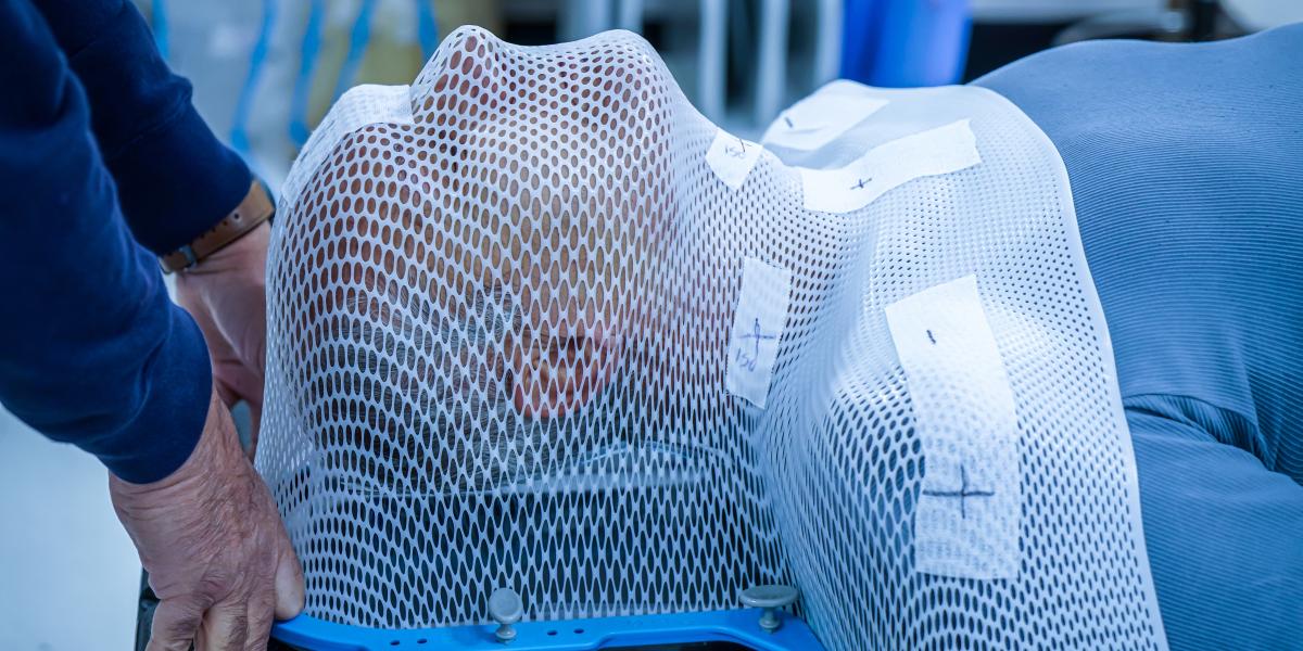 A sugárkezelés
első lépéseként
készítenek egy
műanyag maszkot,
ami befedi
a teljes fejet és
leér egészen
a mellkasig