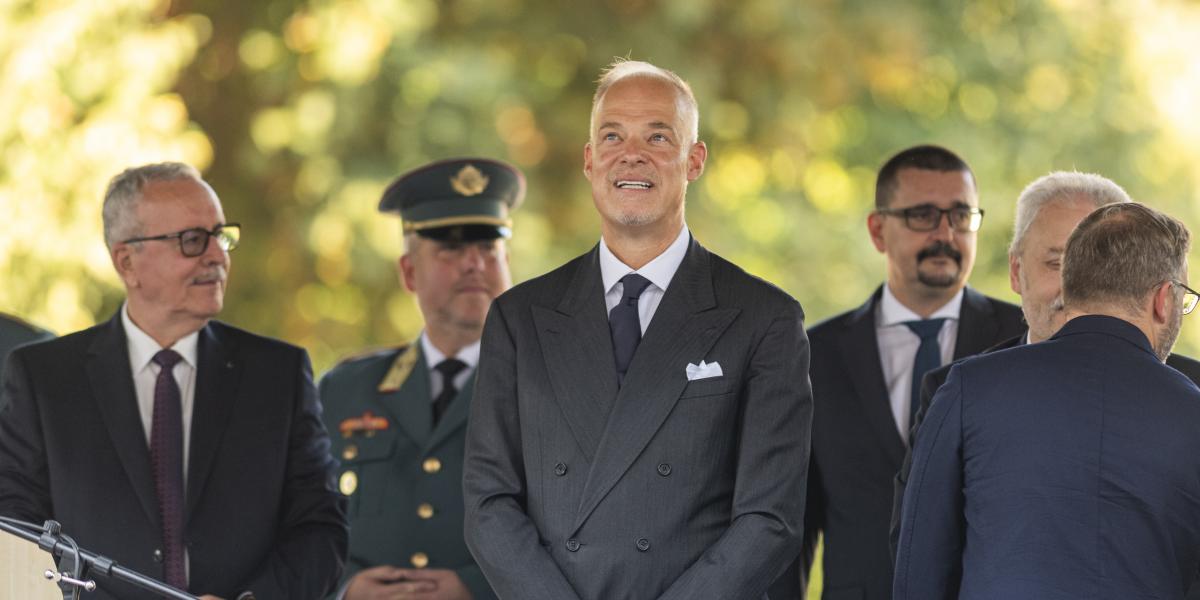 Szalay-Bobrovniczky Kristóf egy tavalyi tisztavatón kémleli az eget