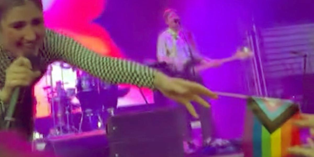 A Margaret Island idei tusványosi fellépésén szivárványos zászlót lengetett Lábas Viki énekesnő, emellett a kivetítőn macskás fadíszek is megjelentek