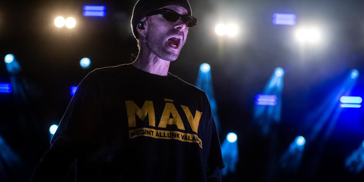 „Mindig a milliárdos tanítja a szegénynek a hittant” – énekli ByeAlex Az én országomban