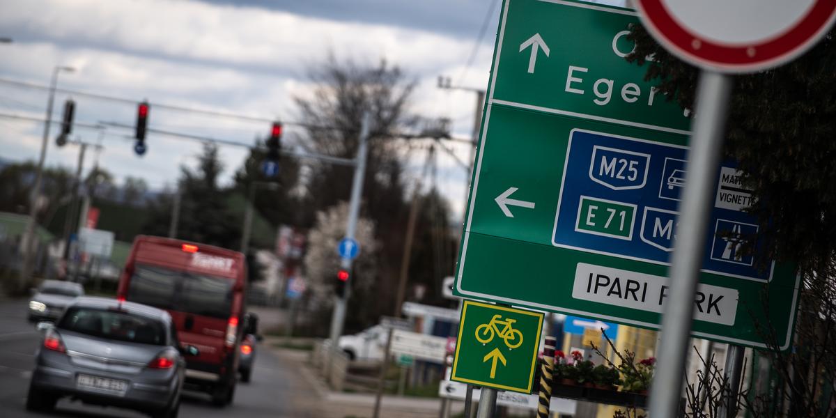 Irány Eger. Erős túlzásnak tűnik, hogy olyan utcákban, ahol a kihasználtság este hat óra után alacsony, 22 óráig szedjenek parkolási díjat