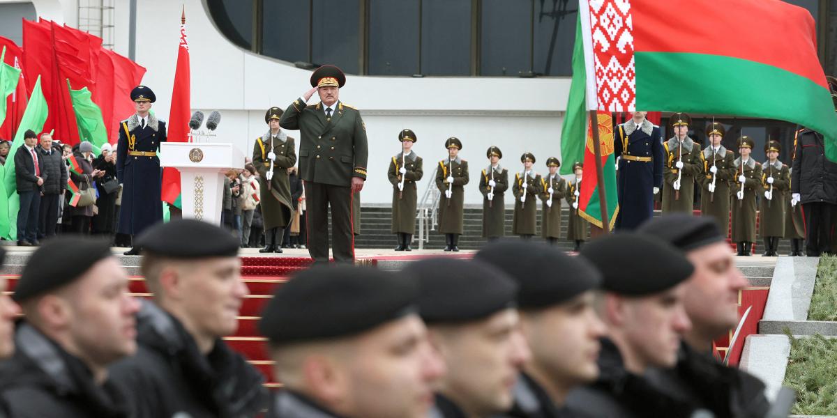 Lukasenko a korábbi vonakodó függés után Oroszország teljes függésébe került, Belarusz területén orosz csapatok vannak. Hatalmát csak az erőszakszervezetek tartják fenn