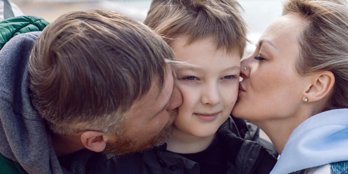 Mindenki tudja,
milyen gyógyító
ereje van az
ölelésnek. Men�-
nyire elsorvad
lelkileg és aztán
testileg az a szegény
pára, akit
nem szeretget
senki