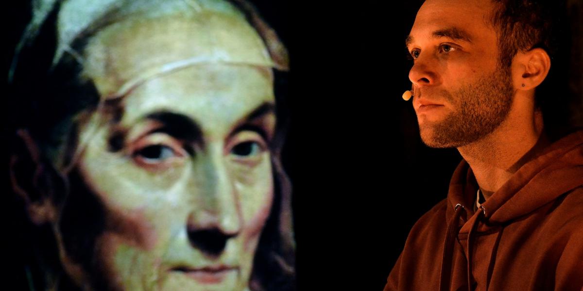 Dékány Barnabás természetes őszinteséggel tolmácsolja a fiatalember traumájáról szóló kortárs szöveget