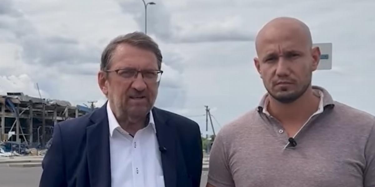 Komáromi Zoltán és Rónai Sándor a Flex munkácsi gyára előtt