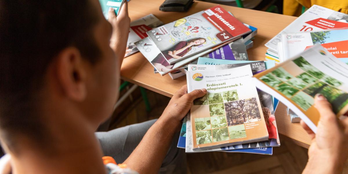 Az állami tankönyvek csak dísznek vannak, mert nehéz belőlük tanítani