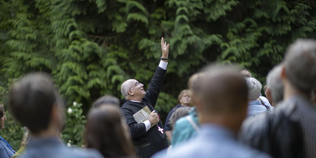 Hortobágyi T. Cirill főapát egy arborétumi sétán