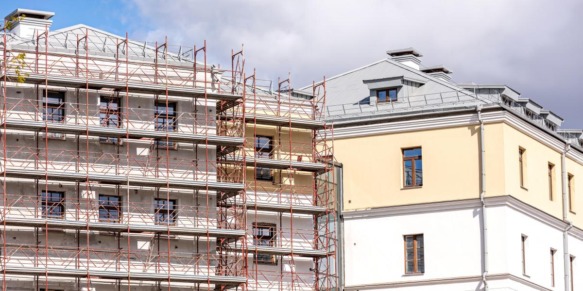 Az egyszerre dolgozó lakásfelújító brigádok okozta károk felelőseinek a beazonosítása is nehézséget jelent