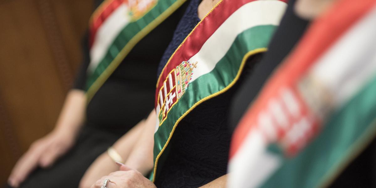 Ugyan az anyakönyvezés díja eltörpül az esküvők egyéb költségei mellett, de évről évre egyre többe kerül ez a szolgáltatás is