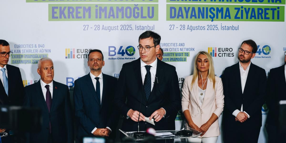 Karácsony Gergely Isztambulban augusztus 28-án. Mögötte jobbra Dilek İmamoglu, a letartóztatott isztambuli polgármester, Ekrem İmamoglu felesége 