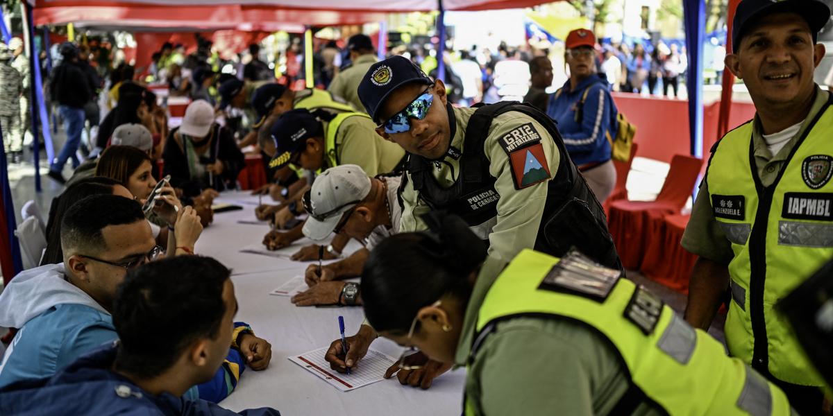 Rendőrök is jelentkeztek a civil milíciába. A kép a caracasi Bolívar téri toborzósátornál készült múlt szombaton