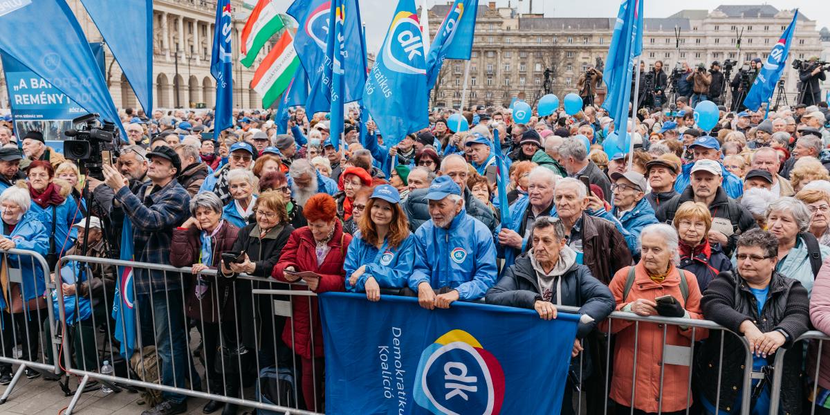 DK-s szimpatizánsok egy 2024-es budapesti, ellenzéki tüntetésen
