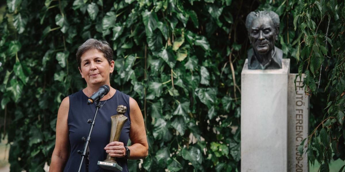 A tudósító az újságírás svájci bicskája. Mindenhez érteni kell: belpolitikához, gazdasághoz, sporthoz, kultúrához, tényfeltáráshoz. Doros Judit azonban még valamihez ért: képes a kisember nézőpontjából megmutatni és átélhetővé tenni a hétköznapokat