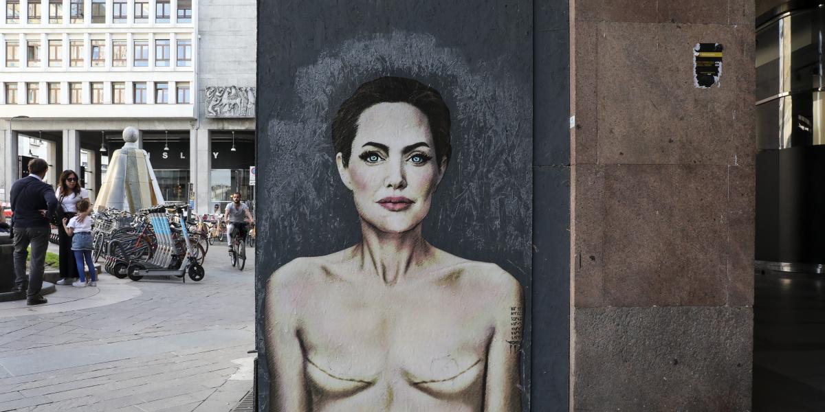 Az emlőeltávolításon átesett Angelina Jolie egy 2023-as milánói graffitin