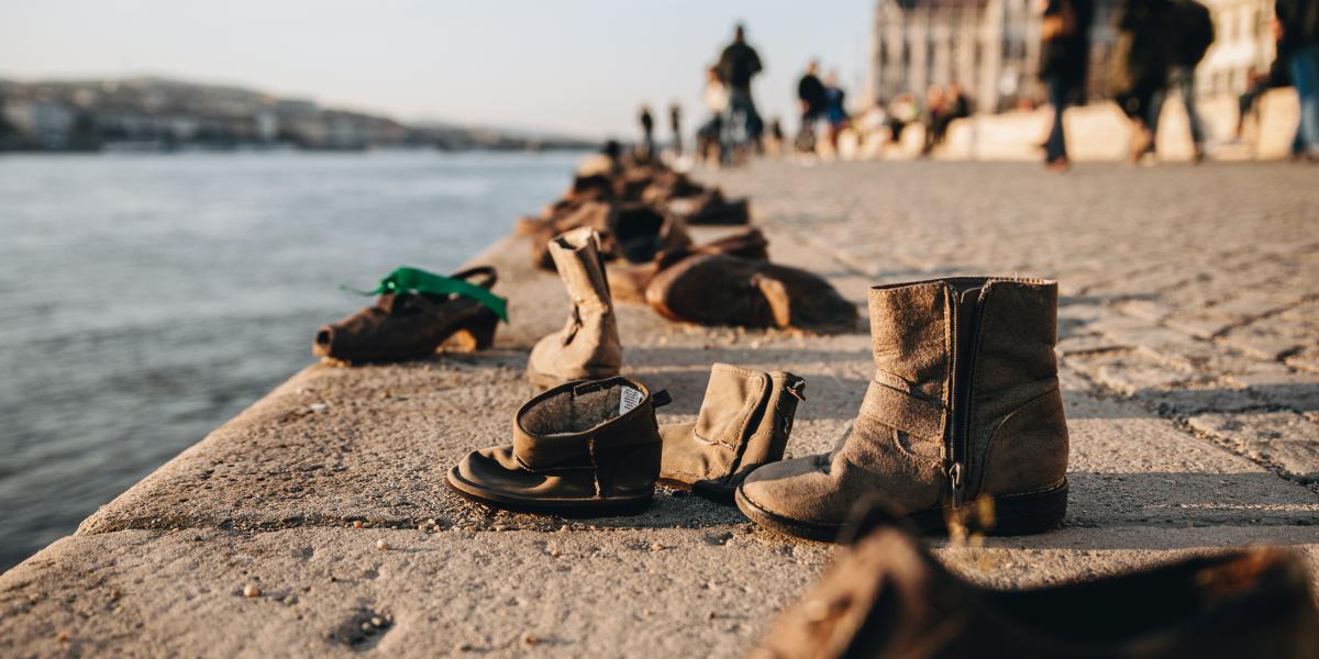 A budapesti holokauszt-emlékmű: Cipők a Duna-parton. Polányi Bélát Óbudán lőtték le, testét pedig a Dunába dobták