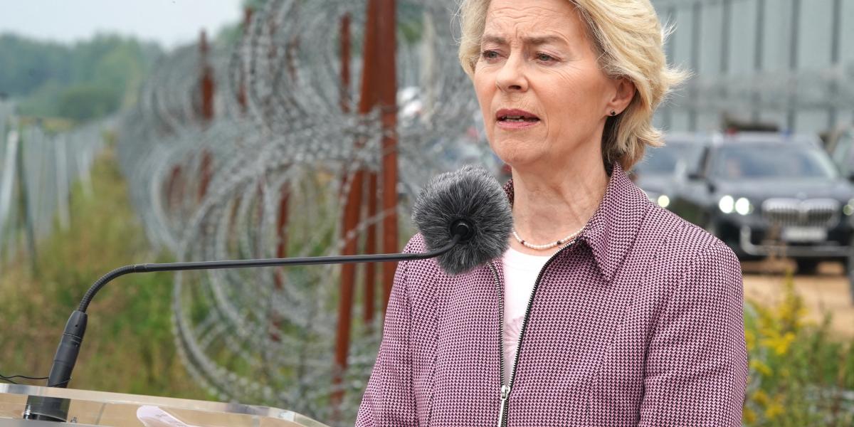 Ursula von der Leyen, az Európai Bizottság elnöke a lengyel-fehérorosz határon felállított kerítés előtt.