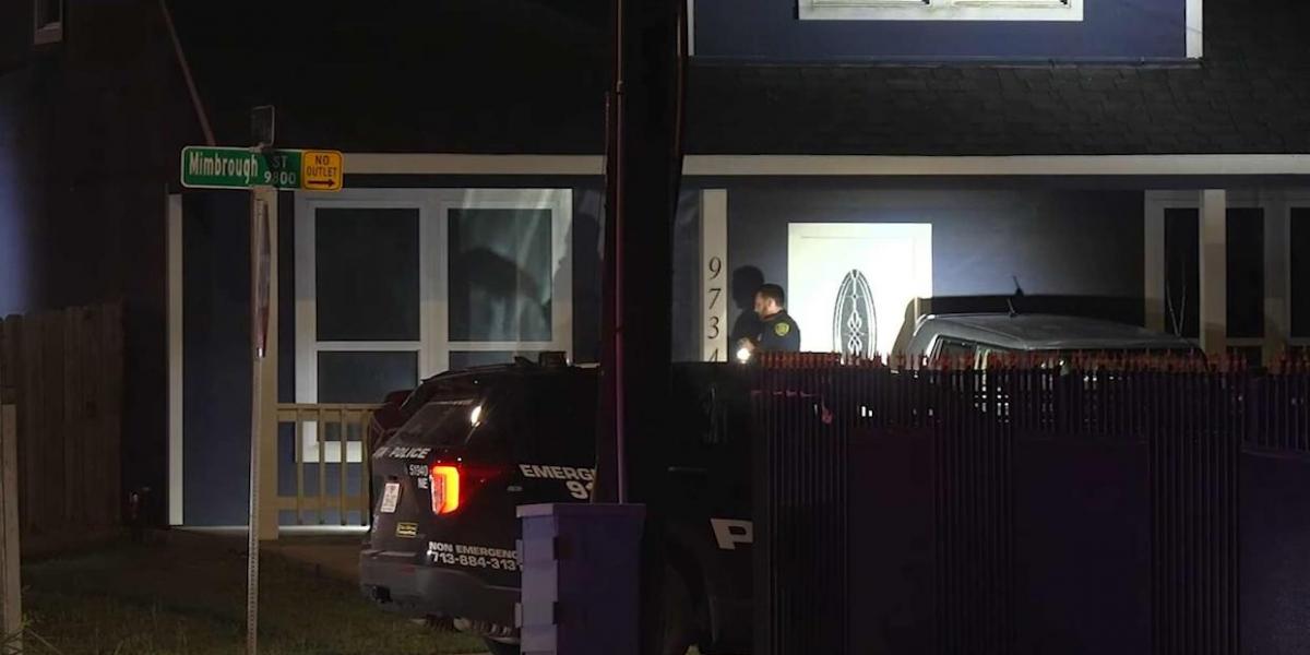 Helyszínelő rendőr a ház előtt augusztus 31-én 