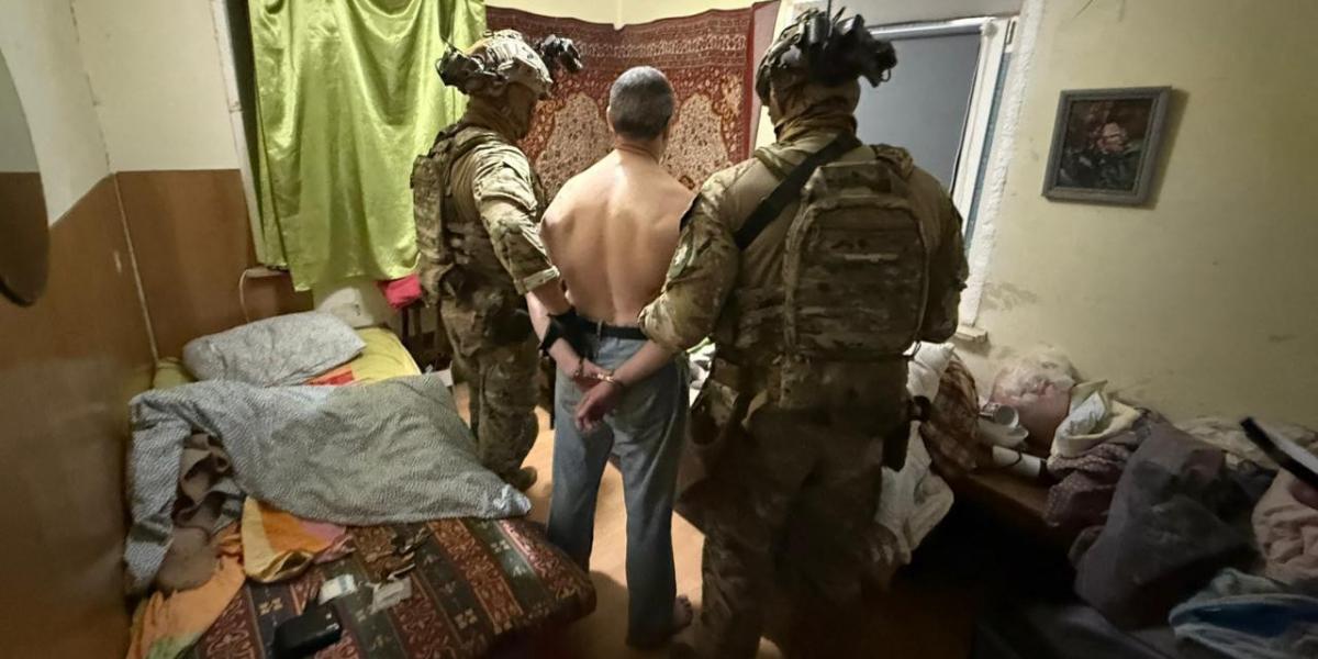 Az ukrán rendőrség által szeptember 1-jén közreadott kép a Parubij meggyilkolásával gyanúsított férfi letartóztatásáról 