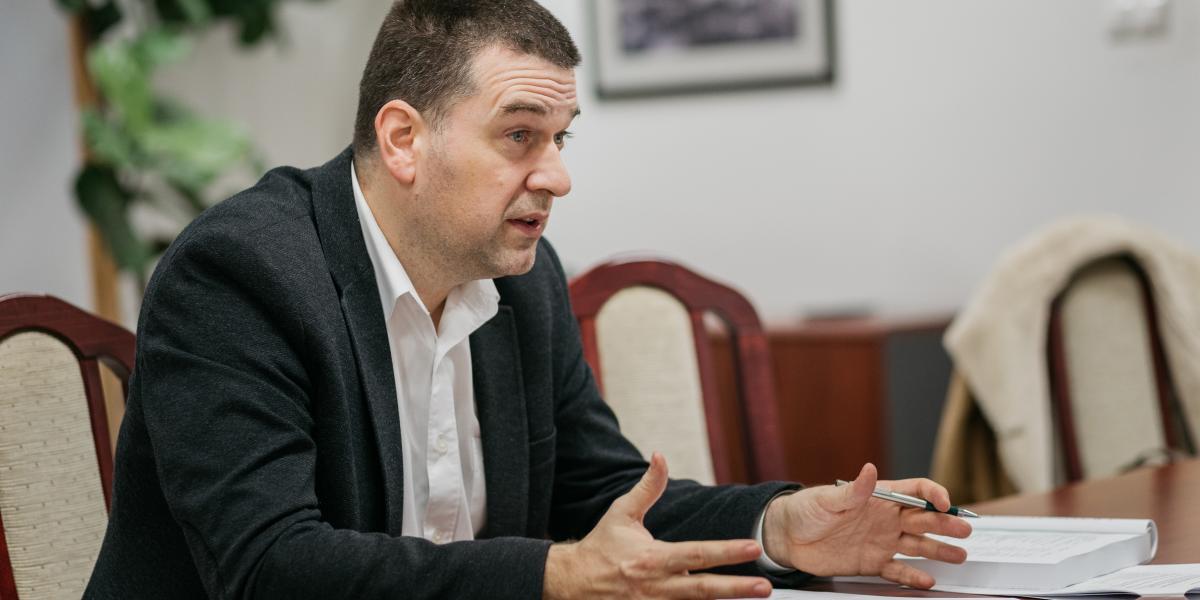 Kiss Ambrus: „A főváros esetében nem az a kérdés, hogy mennyi utat aszfaltozzunk le. Sokkal égetőbb kérdés, hogy miből fizessük ki a benzint a buszokba”