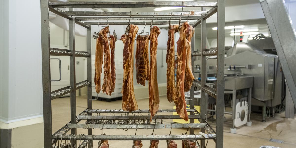 A gyárakból kikerülő termékek drágulása a boltokban is látható