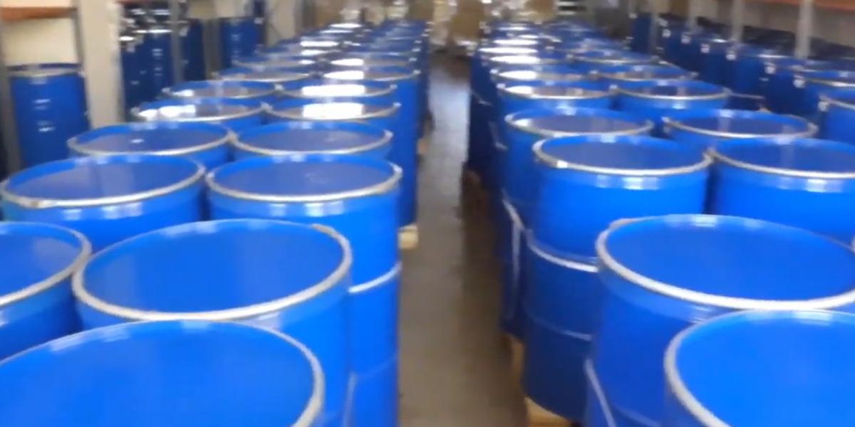 198 lezárt fémhordót találtak egy budapesti raktárban 