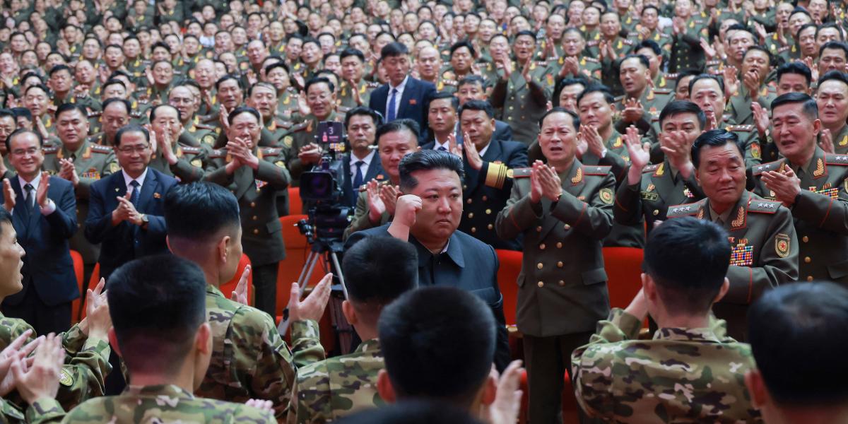 Kim Dzsongun az Ukrajnában elesett észak-koreai katonák emlékére tartott megemlékezésen Phenjanban 