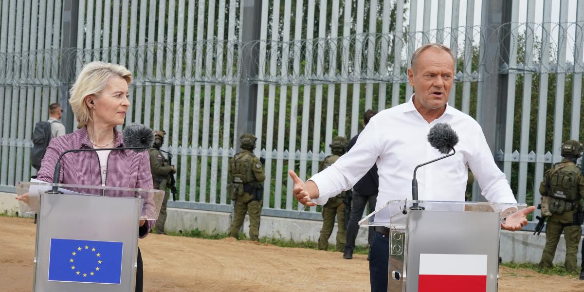 Ursula von der Leyen, az Európai Bizottság elnöke és Donald Tusk, Lengyelország miniszterelnöke a lengyel-belarusz határon felállított kerítés előtt.