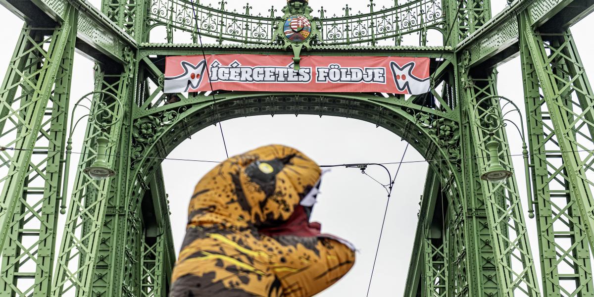 Kutyapárti dínó a Szabadság hídon. Még ígéret sincs a szükséges felújításokra