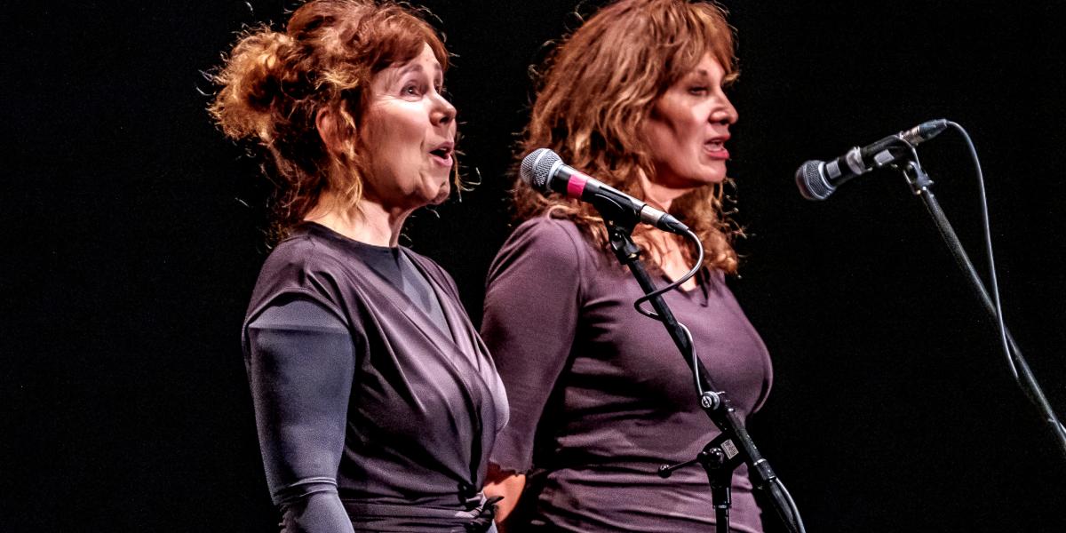 A KVTársulat alapítói, Urbanovits Krisztina és Száger Zsuzsa a FESZ tavalyi gálaestjén