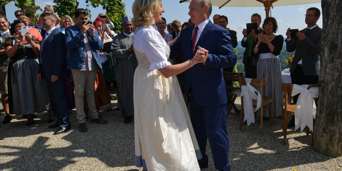 Medvegyev tanácsadója Katrin Kneiss volt osztrák külügyminiszter, aki azzal vált világhírűvé, hogy Putyin is részt vett az esküvőjén