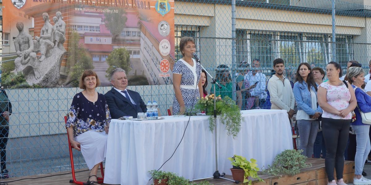 Fehérvári Mónika iskolaigazgató tanévnyitó beszéde. Mellette balra Takács Károly polgármester