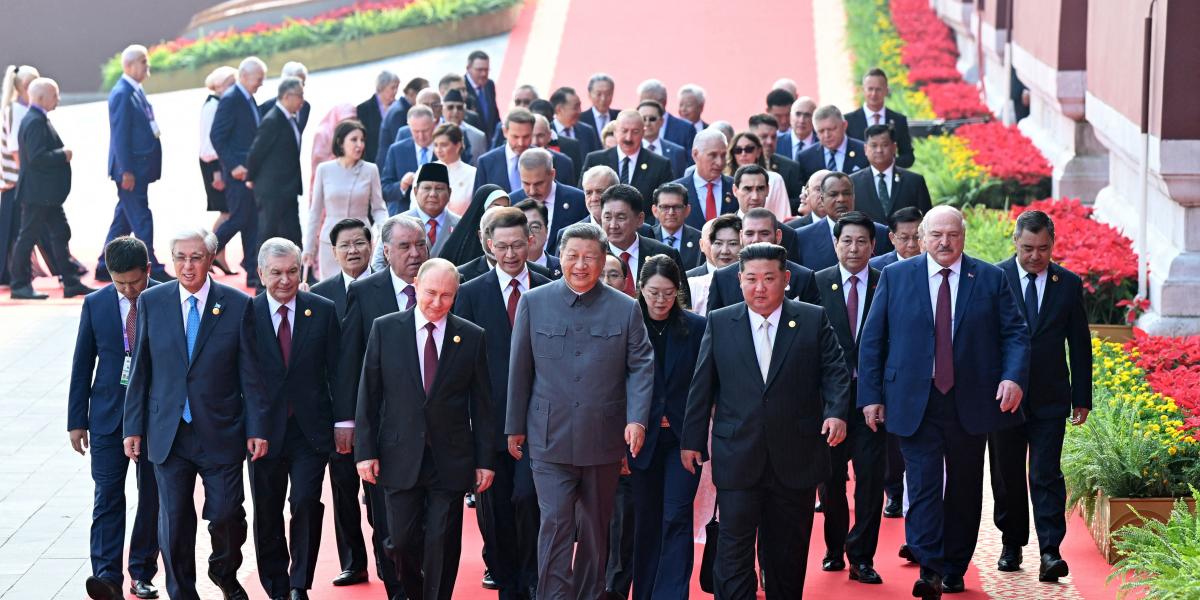 Érkeznek a vezetők a 80. évfordulóját ünneplő katonai parádéra a pekingi Tienanmen térre. Első sorban Vlagyimir Putyin, Hszi Csin-ping kínai elnök és Kim Dzsong Un észak-koreai vezető. Hátul jobbra Szijjártó Péter.