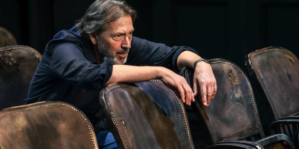 Gálffi László moziszékek között játssza A Darvas című előadást