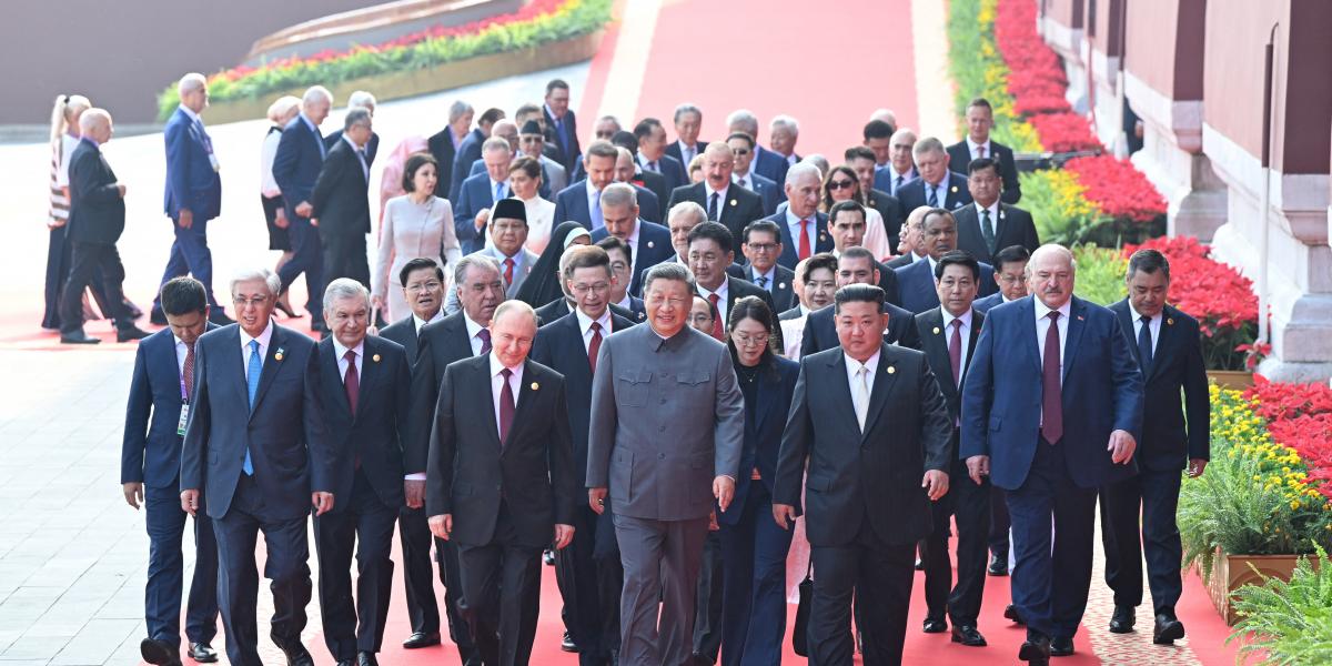 A nagy vendégsereggel megtartott díszszemle megfigyelők szerint Kína globális hatalmának felmutatását, az új világrendről alkotott vízióját volt hivatott felmutatni